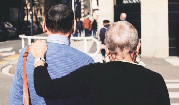 CONFEMAC crea una Red de Voluntariado para conectar a entidades y voluntarios: así puedes unirte (Bigstock)