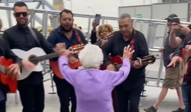 VÍDEO: El divertido momento en el que una mujer de 92 años conoce a su grupo de música favorito (Instagram: @cherylclements)