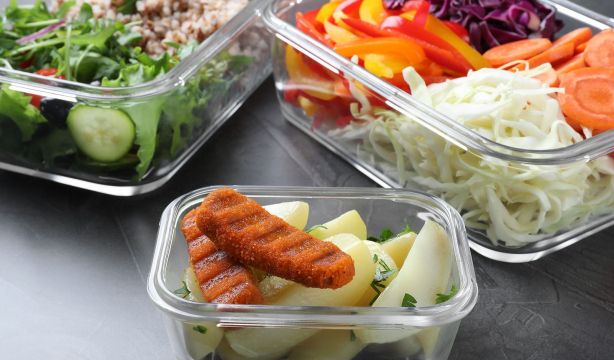 ¿Se puede guardar un táper caliente en la nevera?