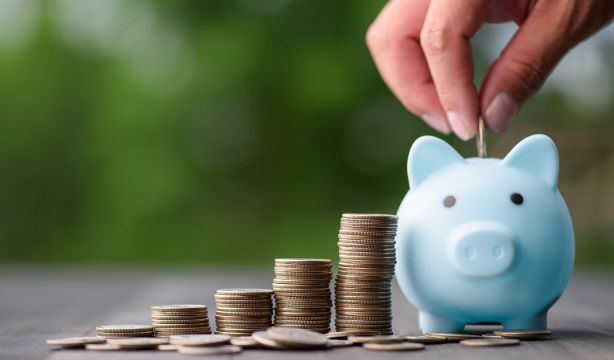 Los hombres jóvenes y mayores de 60 son los que más consumen contenidos sobre finanzas personales