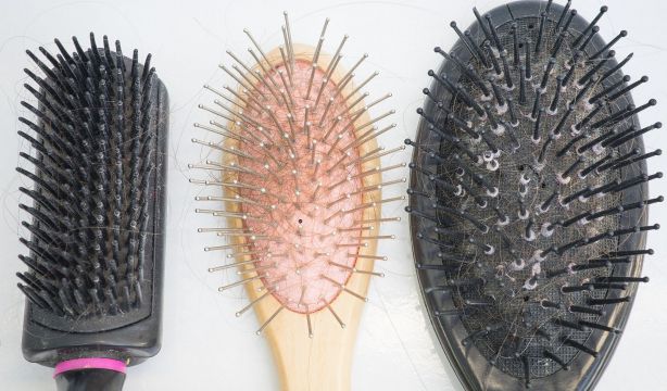 El sencillo truco para limpiar de pelos el peine