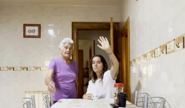 VÍDEO: Una joven muestra cómo es un día con su abuela de 93 años y conquista las redes (Instagram: Irlanda Puente)