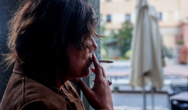 Nueva Ley Antitabaco: prohibido fumar y vapear en terrazas y paradas de autobús