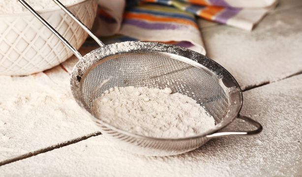 El truco viral para fregar los coladores sin esfuerzo