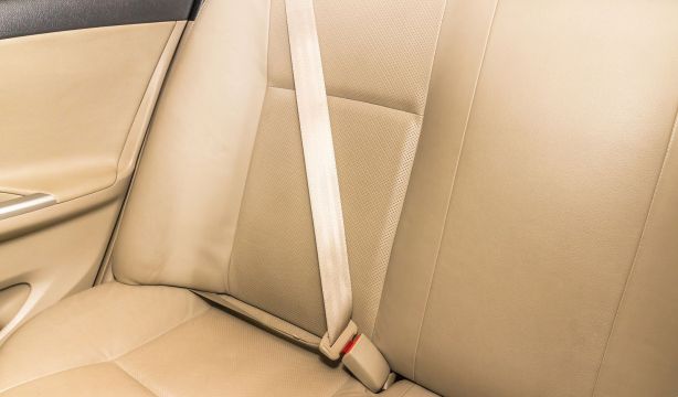 Cinturón trasero abrochado. Fuente: Bigstock.