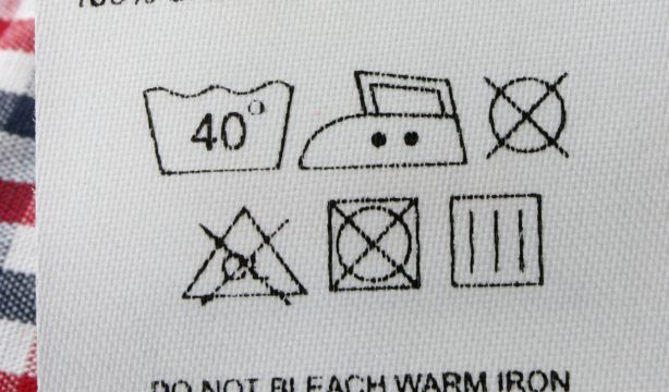 Etiqueta de ropa. Fuente: Bigstock