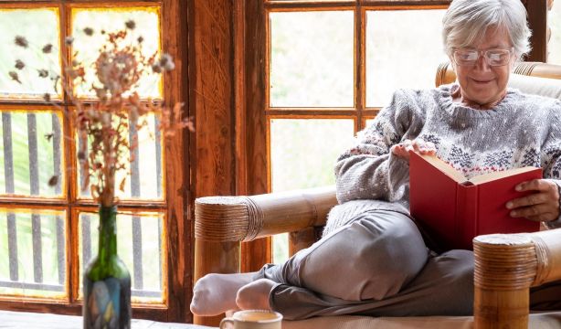 Estos son algunos beneficios para la salud de los maratones de libros o series