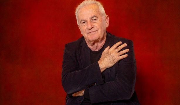 Víctor Manuel publica 'A solas conmigo', un adelanto de su nuevo álbum