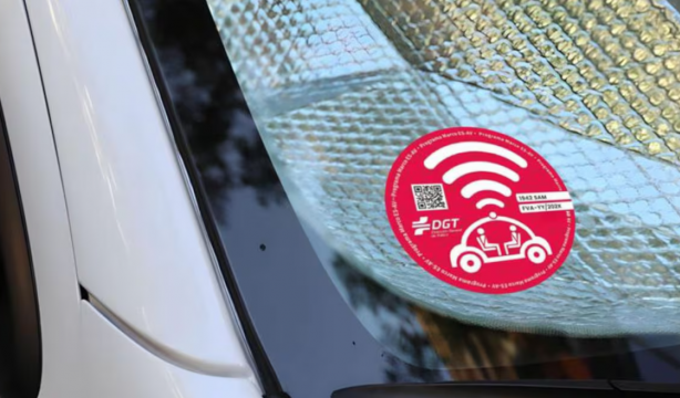 Nueva etiqueta de la DGT: el distintivo rojo identificará los vehículos autónomos