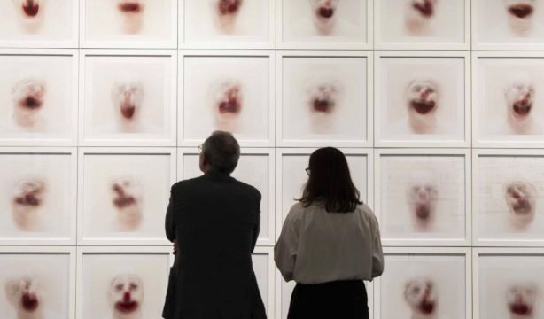Visitantes ante una obra de Roni Horn en la exposición 'Desenfocado. Otra visión del arte' en CaixaForum Madrid. Fuente: EuropaPress.
