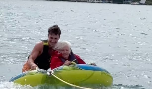 VÍDEO: Reta a su abuela de 83 años a probar el tubing y el resultado se hace viral (Instagram: Maggie Wood VanOosten)