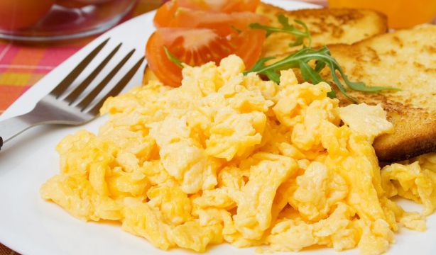 El truco de un cocinero para que los huevos revueltos te queden más jugosos