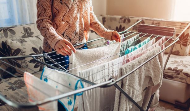 El truco definitivo para secar la ropa en interiores y ahorrar dinero 