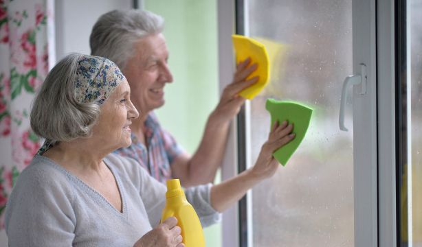El sencillo truco casero para que tus ventanas duren limpias más tiempo