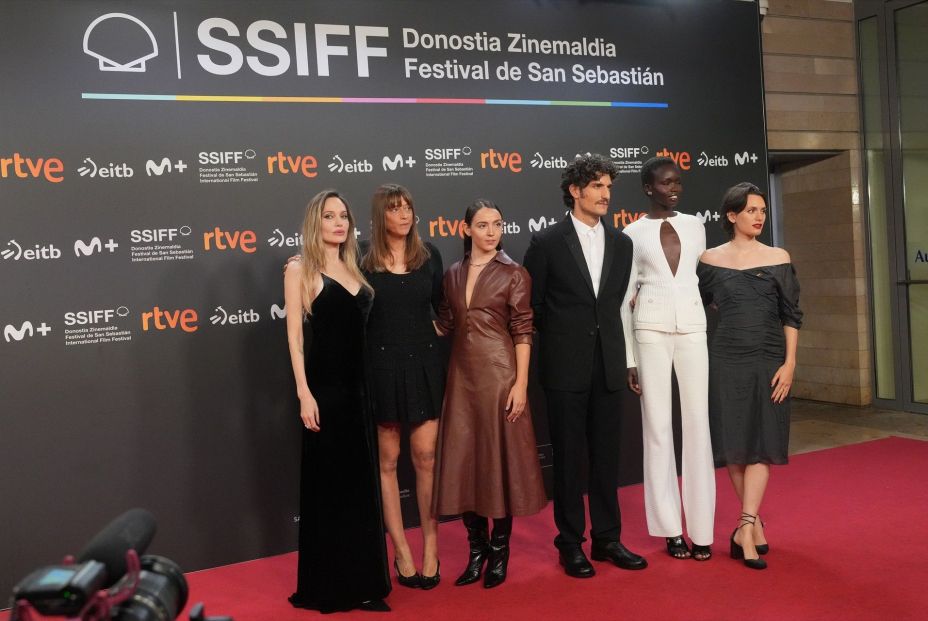 EuropaPress 6972458 equipo pelicula presentacion pelicula couture 73 edicion festival cine san