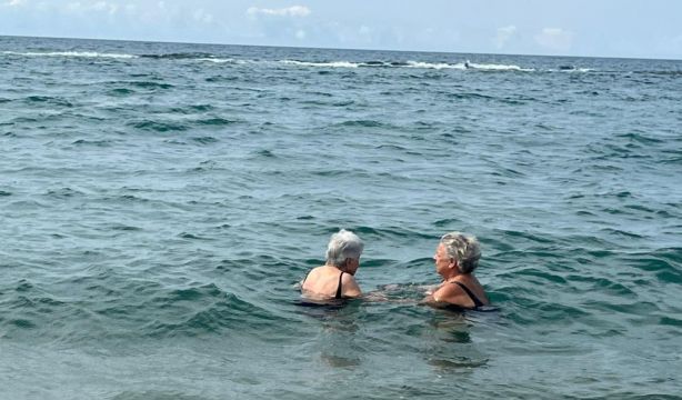VÍDEO: Cumple el deseo de su abuela de 100 años y le lleva de nuevo a ver el mar (Facebook: Valentina Curti)