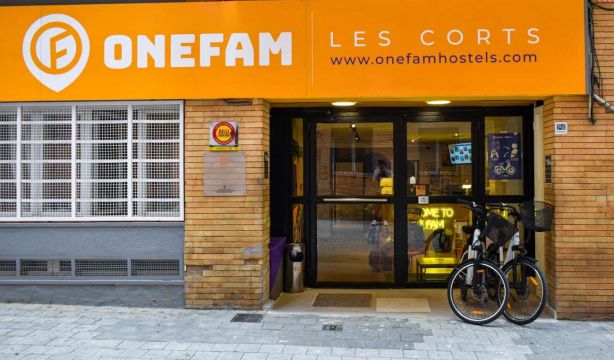 Los mayores, ante la restricción por edad de los hostales Onefam: "Es una flagrante discriminación"