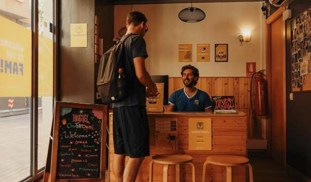 "Nos dejaron en la calle por tener 46 años": viajeros confirman el veto edadista de hostales Onefam