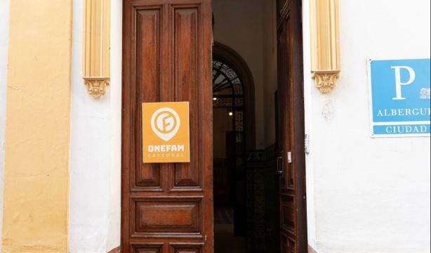 FACUA, sobre el edadismo de los hostales Onefam: "Los afectados pueden reclamar daños y perjuicios"