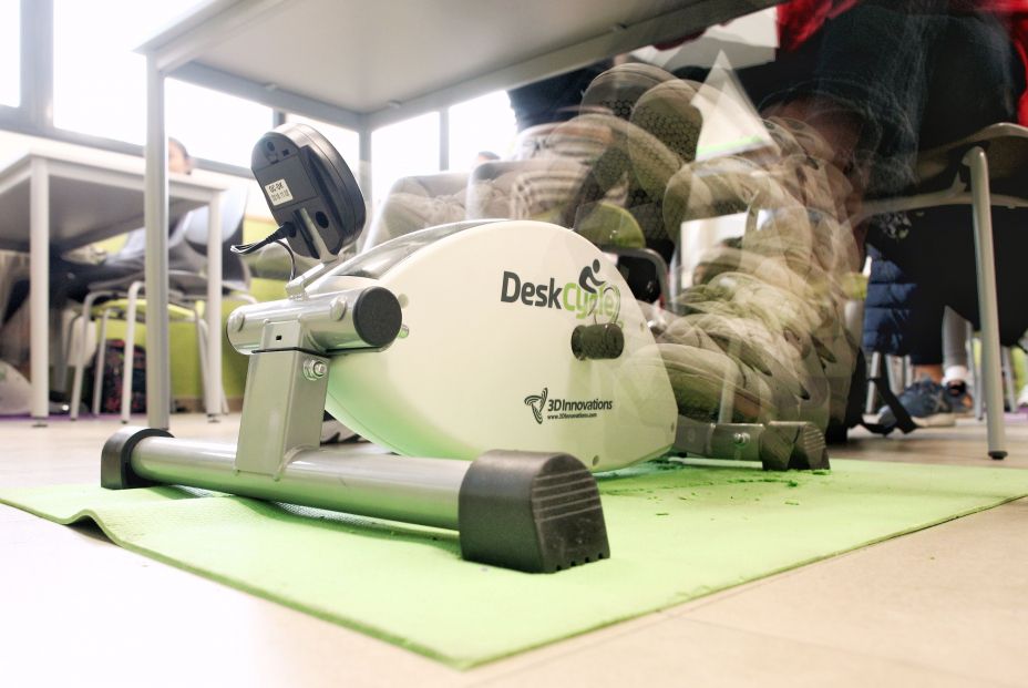 Alumnos del IES Antonio Fraguas Forges de Madrid en el aula pedal donde hacen deporte mientras aprenden en Madrid a 17 de octubre de 2019 Alumnos del IES Antonio Fraguas Forges de Madrid en el aula pedal donde hacen deporte mientras aprenden en Madrid a 17 de octubre de 2019