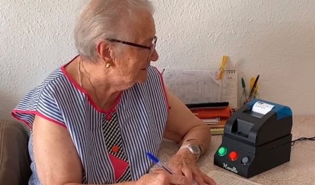 'Heralto', el invento español que mantiene conectados a los mayores que no saben usar el móvil