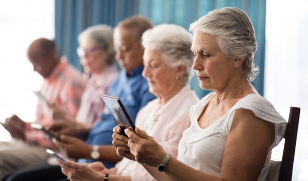 Móstoles y 65YMÁS organizan el evento 'Longevidad Saludable: La importancia de estar conectados' (Bigstock)
