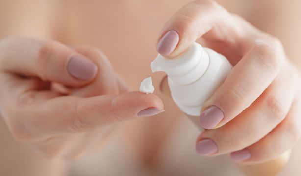 Sanidad retira tres cremas cosméticas por posibles riesgos para la salud