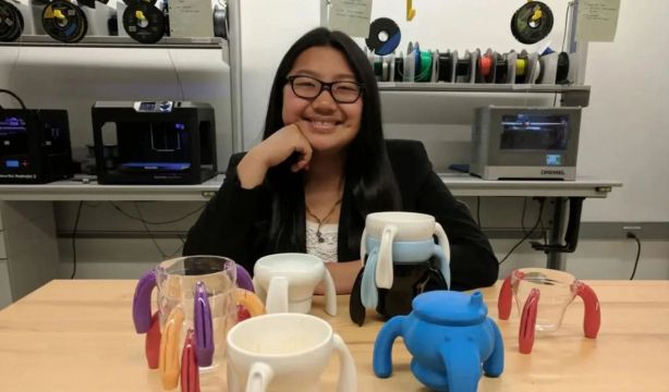La niña que creó una taza para ayudar a su abuelo con párkinson e hizo una fortuna con su invento
