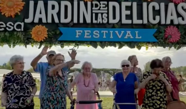 VÍDEO: Adopta Un Abuelo lleva a 14 mayores a su primer festival de música (Adopta Un Abuelo)