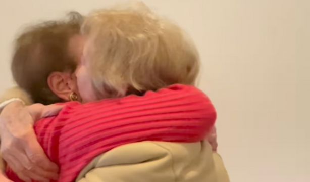 VÍDEO: El emotivo reencuentro de dos amigas de la infancia que llevaban sin verse años (TikTok: martrolita)