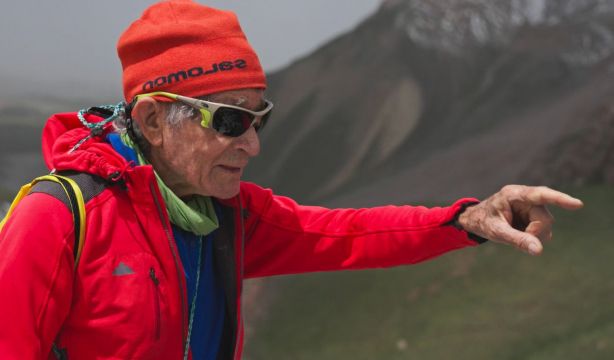 Carlos Soria corona el Manaslu con 86 años y ya es la persona de más edad en subir un 'ochomil'