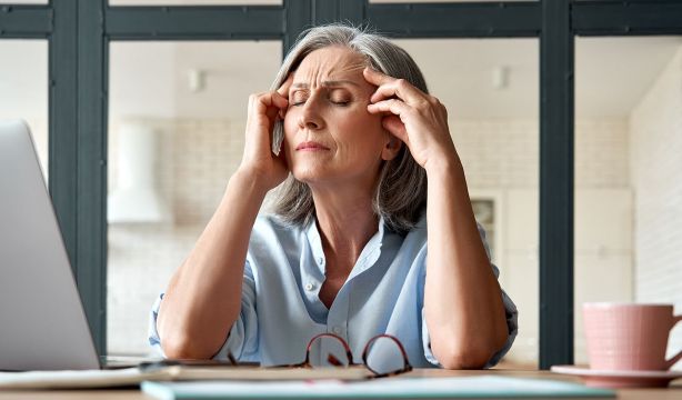 La menopausia cambia la forma en la que debuta la esclerosis múltiple (Bigstock)