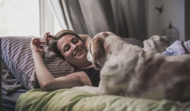 Una veterinaria explica si es conveniente dormir con tu perro o no