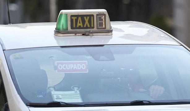 Qué significan los números que aparecen en el taxi junto a la luz verde