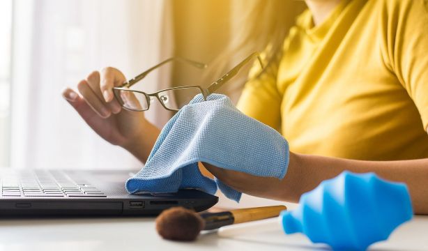 El truco de las ópticas con el que podrás limpiar tus gafas y dejarlas como nuevas