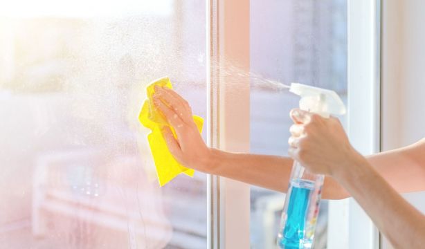 El sencillo truco casero para que los cristales de tus ventanas duren limpios más tiempo