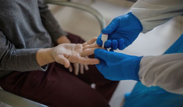 Cuatro fallecidos y 22 afectados por un brote de gripe y Covid en una residencia de Sevilla