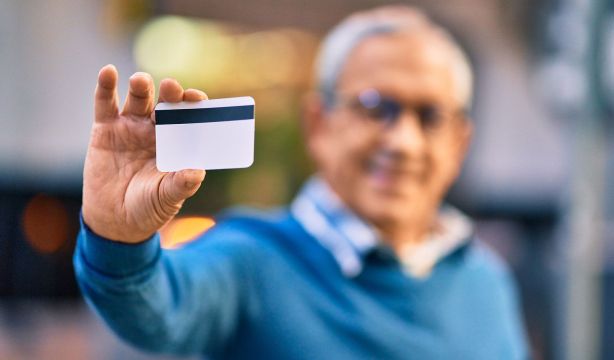 Carnet Sénior de la Comunidad de Madrid: quién podrá pedirlo, requisitos y ventajas