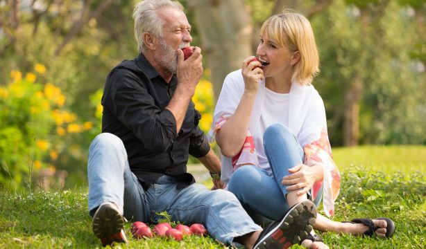 Los cuatro tipos de alimentos para aumentar la felicidad después de los 50. (Bigstock)