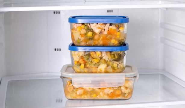 ¿Se puede meter la comida caliente en la nevera? Un enfermero lo aclara