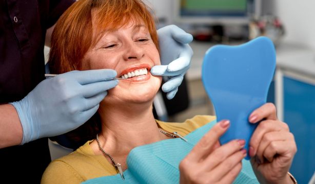 Dentistas alertan de que solo uno de cada cuatro dientes con caries en personas mayores está tratado