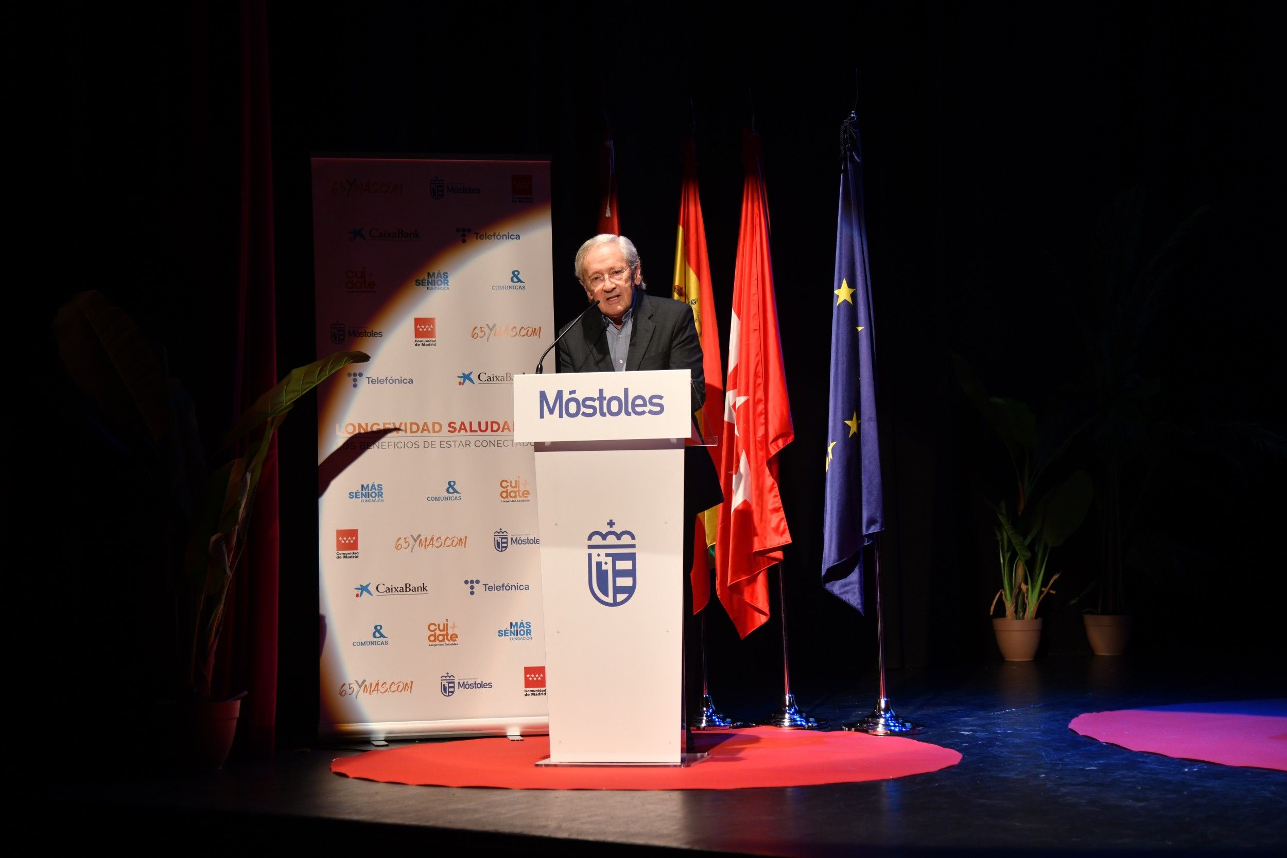 Ónega: "Mantenerse conectados cultiva las relaciones sociales y evita la soledad no deseada". Foto: Agustín Millán Ónega: "Mantenerse conectados cultiva las relaciones sociales y evita la soledad no deseada". Foto: Agustín Millán