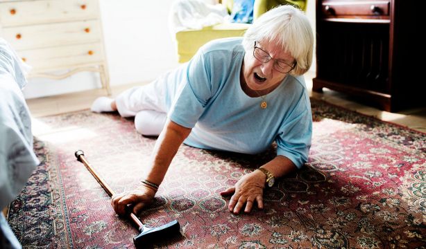 Cómo detectar la pérdida de fuerza muscular y prevenir caídas. Fuente: bigstock.