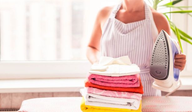 El truco definitivo para quitar la manchas negras de la plancha