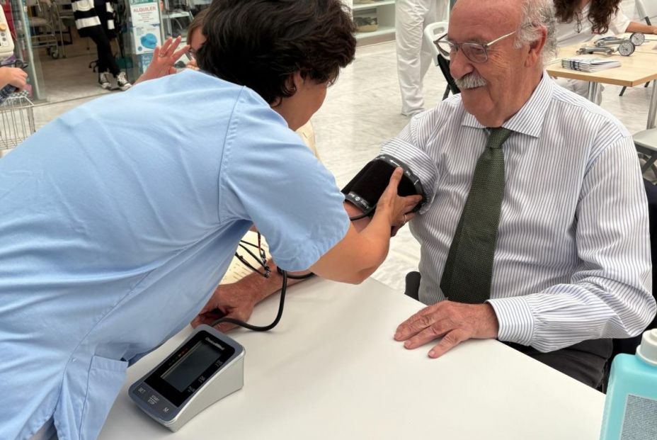 di personas mayores puerta hierro