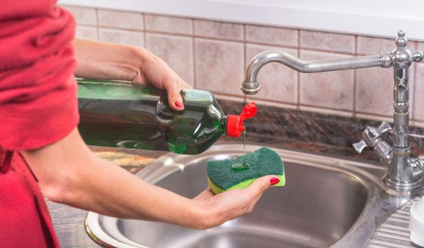 ¿Sirve realmente meter la esponja en el microondas para desinfectarla?