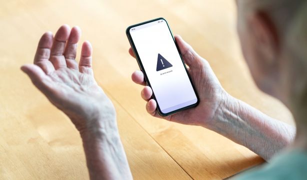 Consejos para que los mayores se protejan frente a las estafas más habituales (Bigstock)