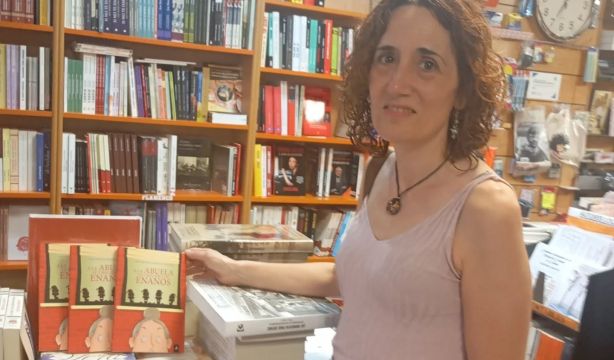 'A la abuela le crecen los enanos': Ana Cristina González da voz a los mayores en su primera novela