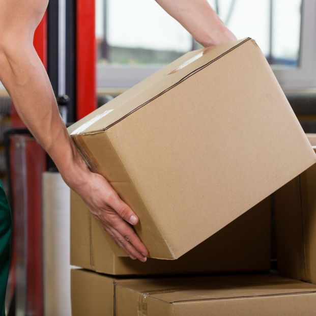 ¿Qué postura se recomienda para que los mayores cojan y levanten objetos de peso medio? ¿Qué postura se recomienda para que los mayores cojan y levanten objetos de peso medio?