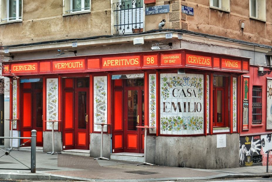 Guía del mejor vermut madrileño y ruta por los bares especializados para disfrutar del aperitivo. Casa Emilio Guía del mejor vermut madrileño y ruta por los bares especializados para disfrutar del aperitivo. Casa Emilio
